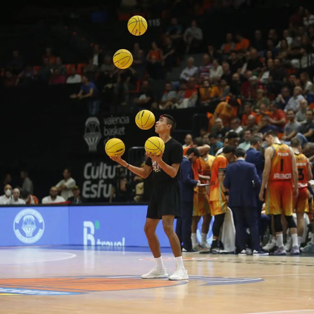 Malabarista con pelotas amarillas durante un evento deportivo
