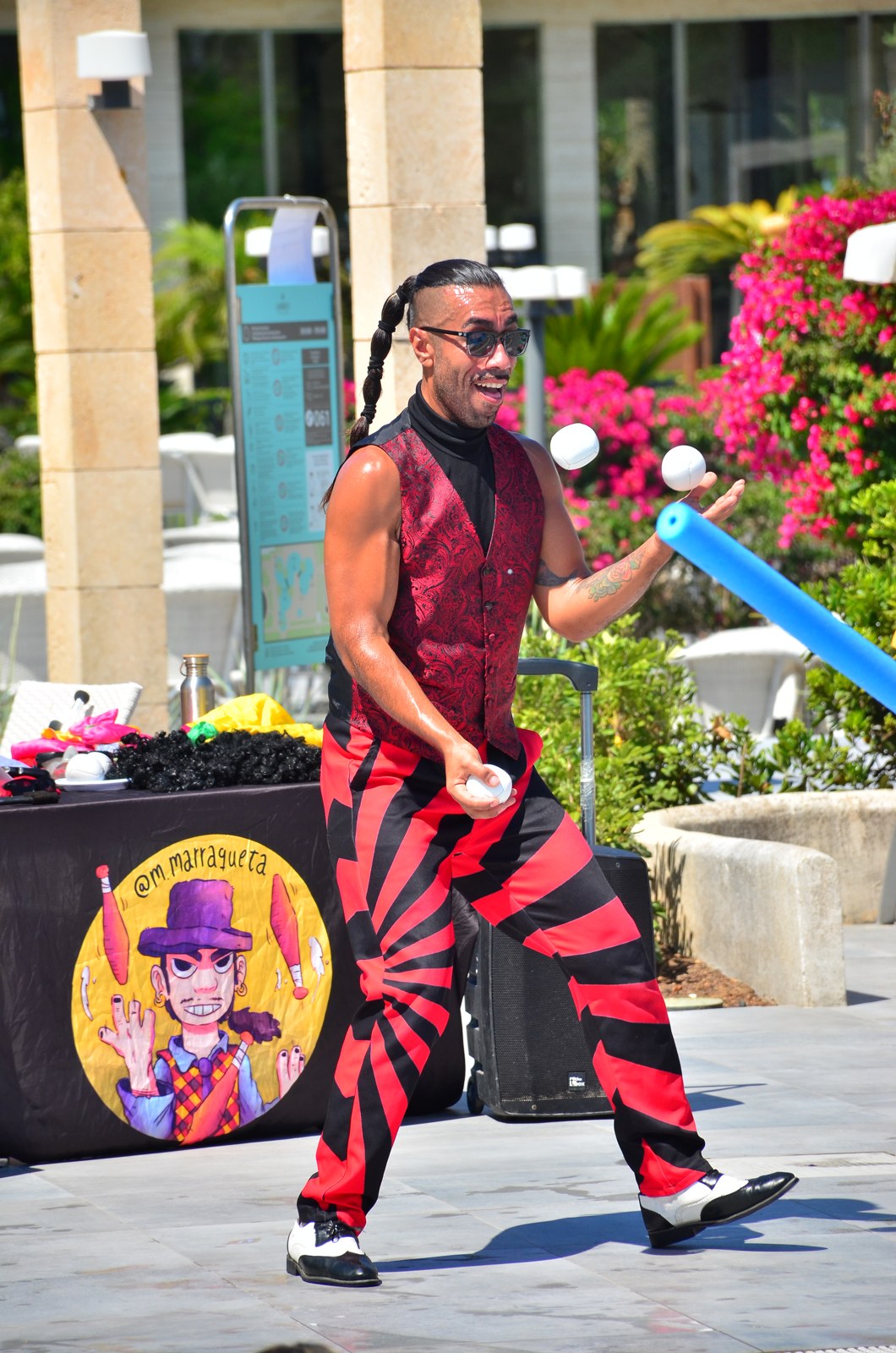 Marraqueta Circus realizando malabares con vestuario rojo y negro